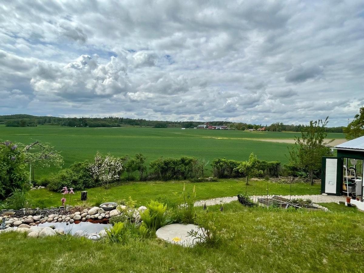 Tanten I Tumbo Hus Pa Landet Med Utsikt Kvicksund Exterior photo